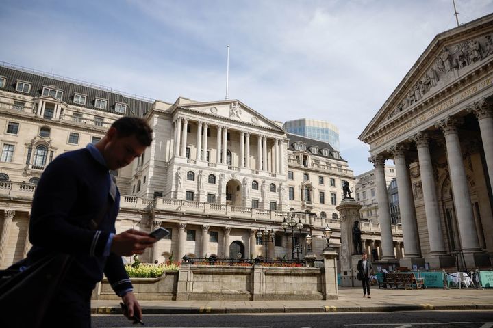 Bank of England sees inflation surging but keeps stimulus