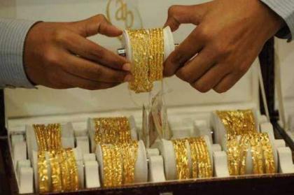 Gold price declines by Rs 700 per tola