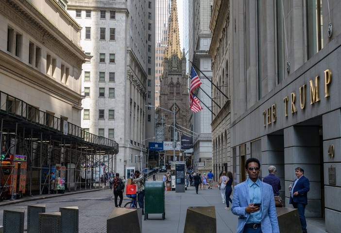 US stocks dip as markets weigh infrastructure, virus news