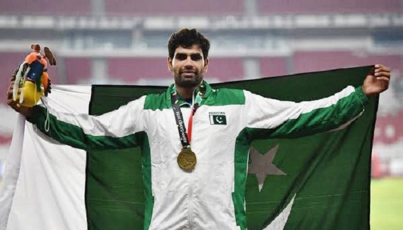 Waqar Zaka gifts Arshad Nadeem Rs 1m