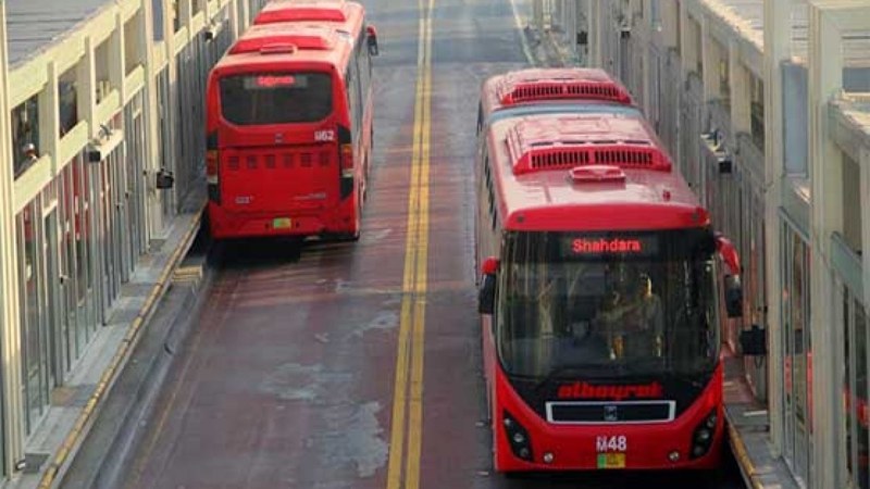 Lahore&rsquo;s Metro bus drivers continue protest against non-payment of salaries