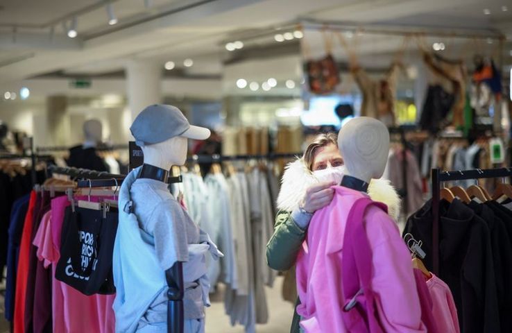 UK retail sales fall for first time since May