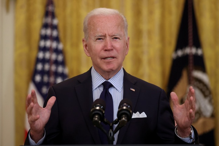 Biden pledges evacuation support, Taliban beat back crowds at airport