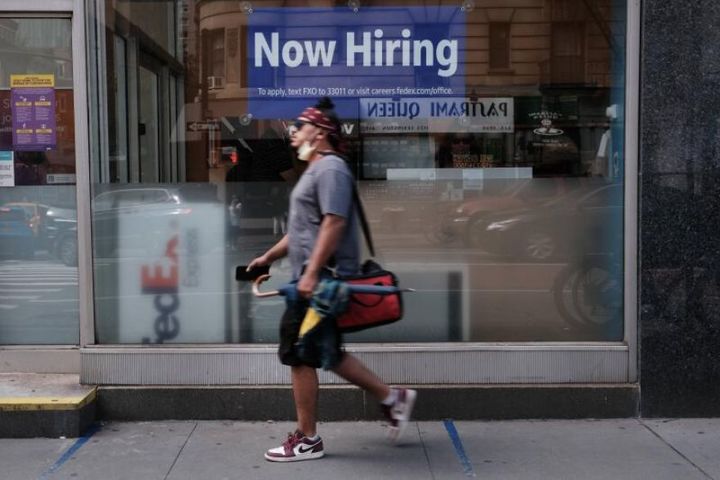 US jobless claims see small rise, growth remains strong: govt