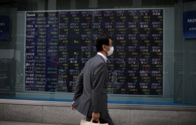 Tokyo stocks close lower, investors cautiously awaiting Powell speech