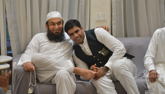 Arshad Nadeem shares snapshot with Maulana Tariq Jamil