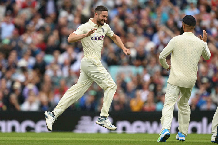 England's Woakes returns to spark latest India collapse