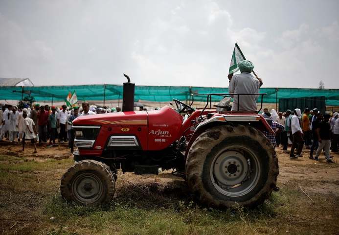 Angry Indian growers gather outside Delhi to protest farm laws