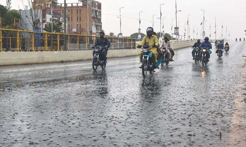 Heavy rainfall lashes parts of Karachi