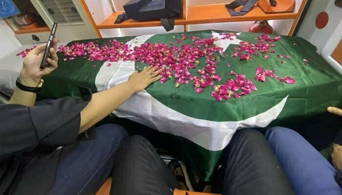 Umer Sharif laid to rest at Abdullah Shah Ghazi graveyard