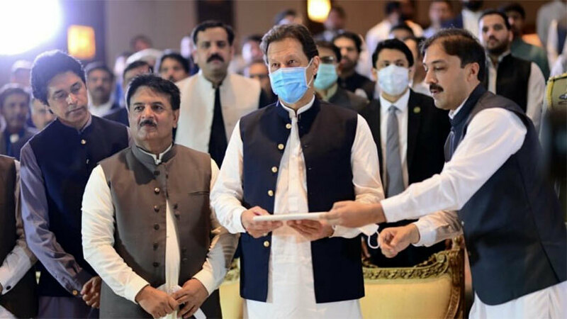 PM Imran launches Kisaan Portal for 'improvement in lives of small farmers'