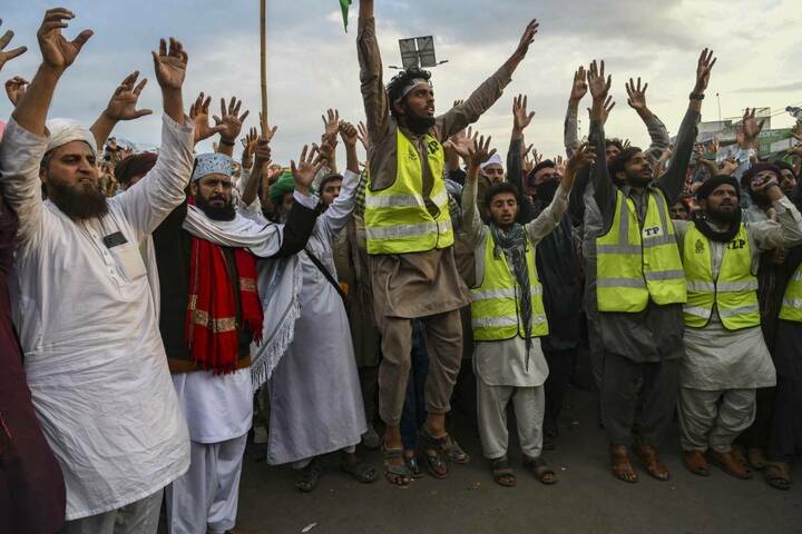 TLP protesters continue march to Gujranwala City