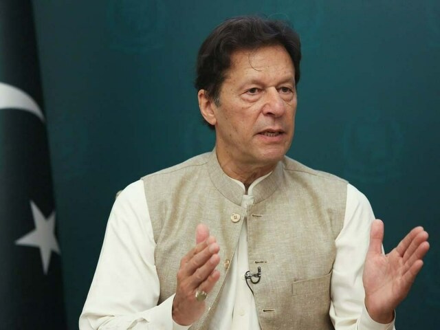 PM &lsquo;explains&rsquo; why he doesn&rsquo;t shake hands with Shehbaz