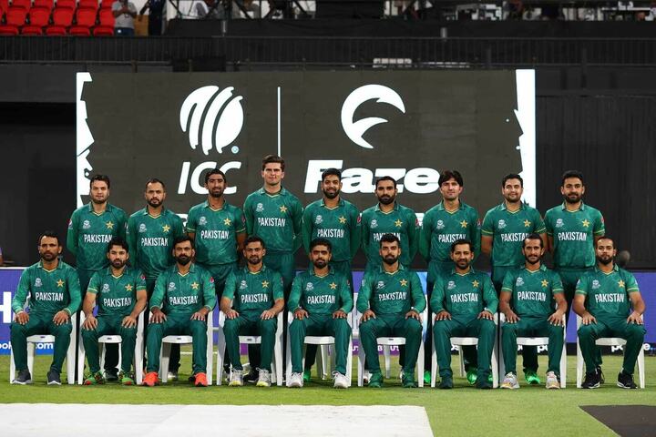Twitter rallies around Pakistan's cricket team after semi final loss
