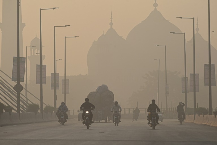 Lahore, Delhi smog forces school closures as residents choke