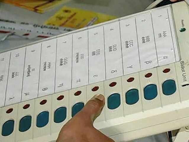 PTI's Alvi, Mehmood & Mazari opposed EVMs in 2017, says Ishaq Dar