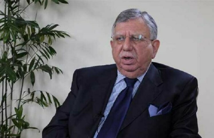 Tarin warns 'speculators', says rupee will reverse direction