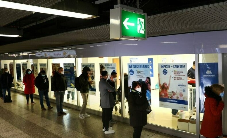 World races to contain new Covid variant