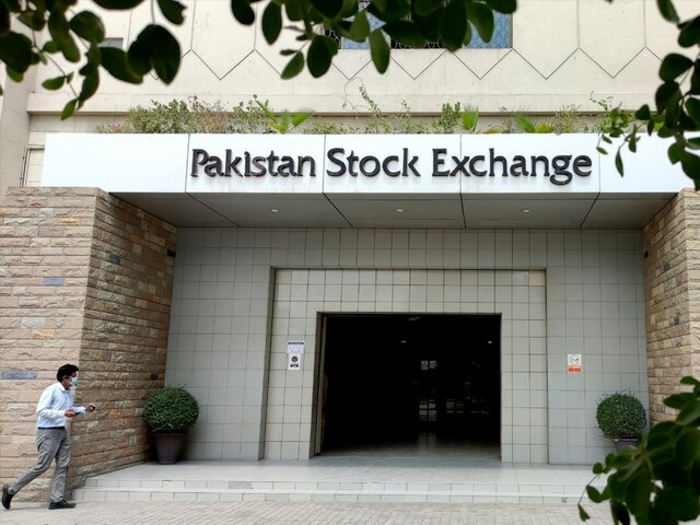 Widening trade deficit: KSE-100 plummets in intra-day trading, falls over 1,400 points