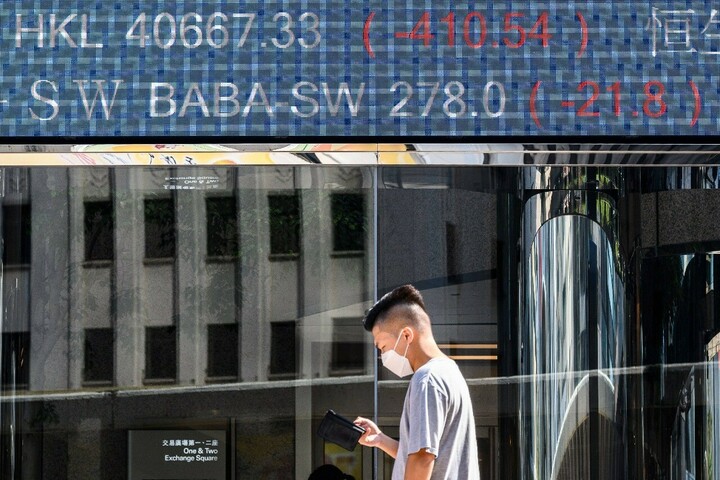 World stocks fizz as Omicron fears fizzle