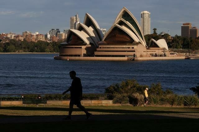Australia re-opens borders to non-citizens despite Omicron worries