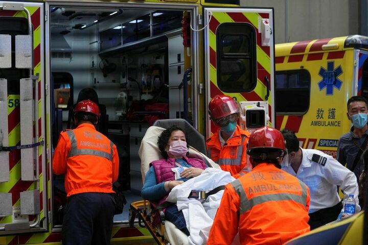 Hong Kong douses fire that trapped 150 people on trade centre roof