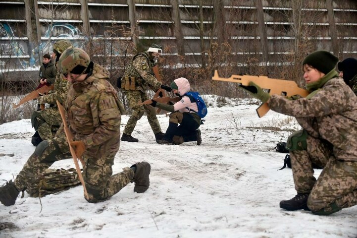Ukraine trains civilians to defend against Russian invasion