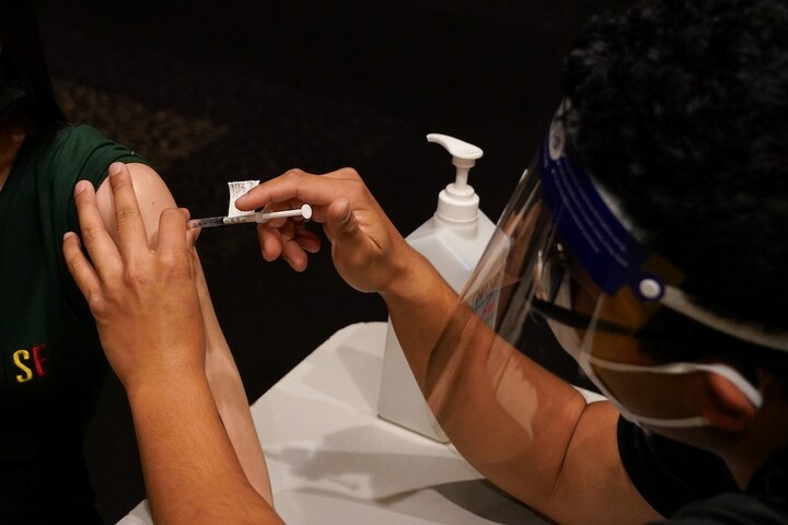 11 family members in Karachi contract Omicron