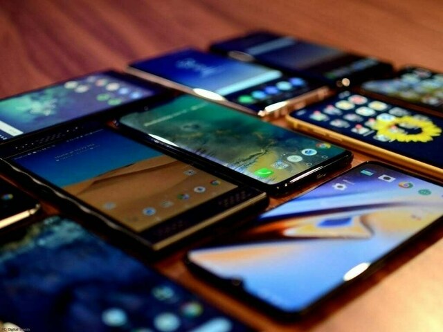 Chinese companies help Pakistan cut cellphone imports