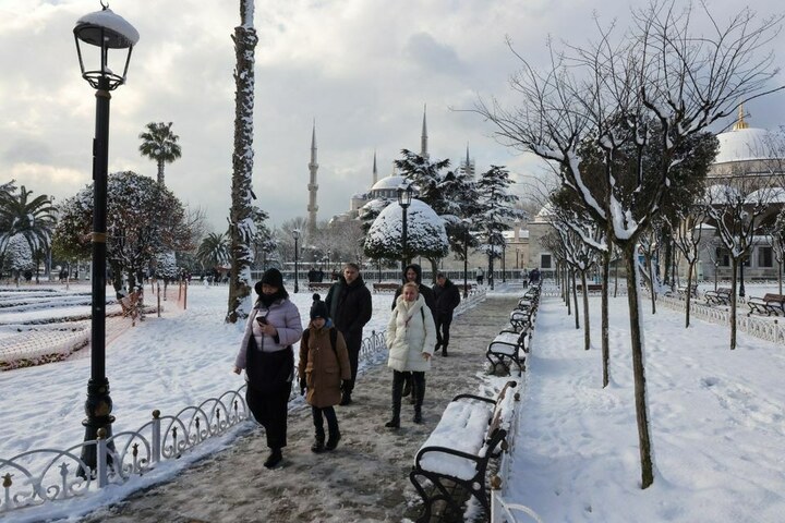 Istanbul airport to remain closed due to heavy snow