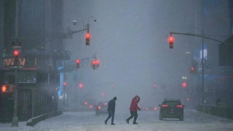 Snow 'bomb' unleashes blizzard on eastern US