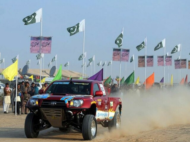 At least 100 racers compete in 17th Cholistan Desert Jeep Rally