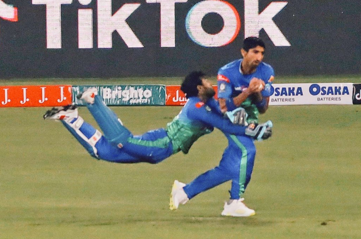 Rizwan, Dahani collision and hug wins the internet