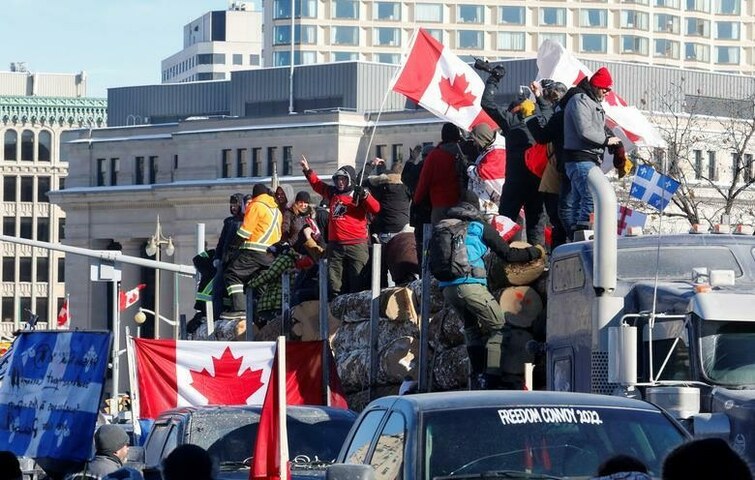 Protesters defy injunction order, continue to occupy key US-Canada bridge