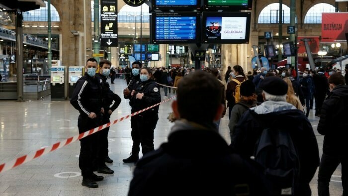 Police kill knife-wielding man at Paris train station