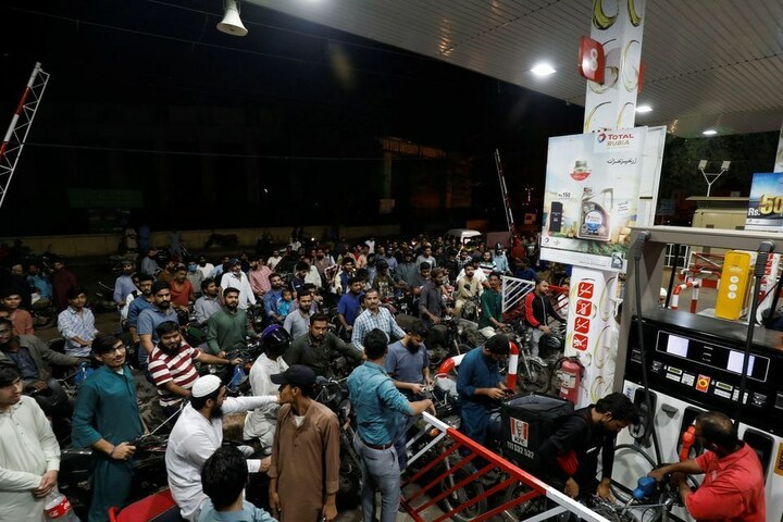 Pakistani Twitter & politicians come together to slam PTI govt for rise in fuel price