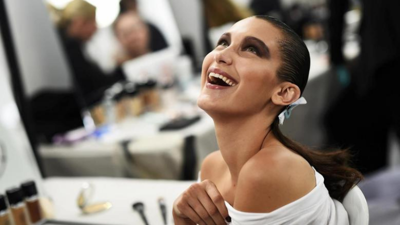 Bella Hadid defends hijab, calls out world&rsquo;s Islamophobia