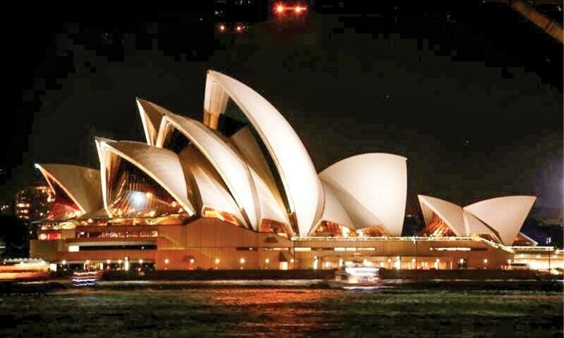 'Fortress Australia' to welcome tourists for first time under Covid