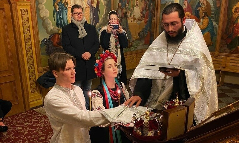 Ukrainian couple marries, enlists for war 24 hours later