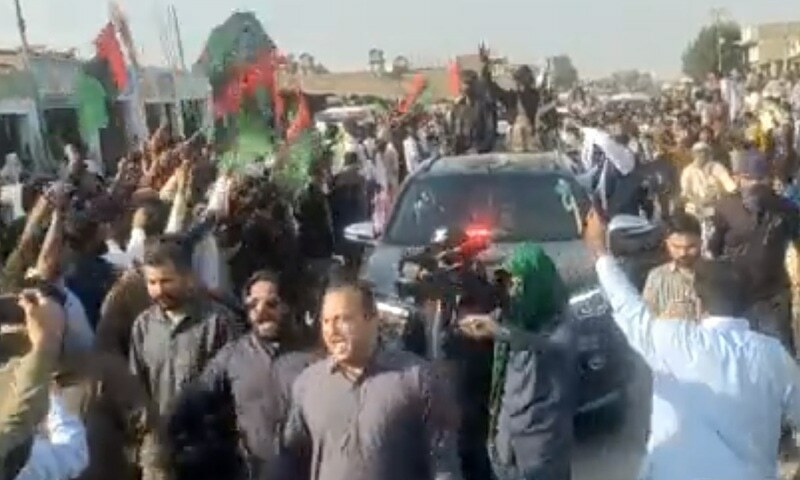 PTI, PPP workers face off during protest march in Sanghar