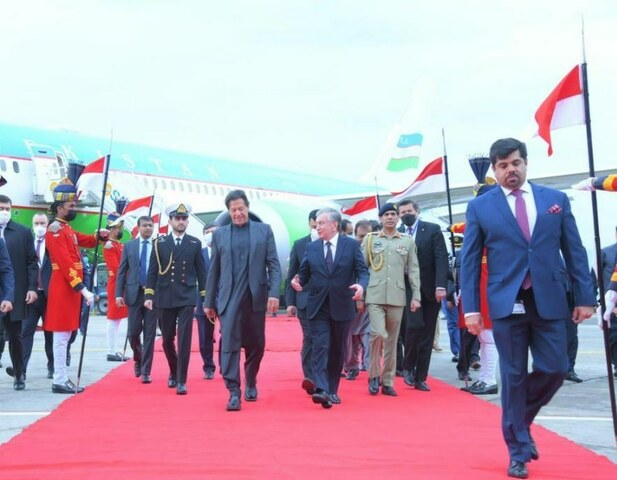 PM Imran recieves Uzbek President Shavkat Mirziyoyev at tarmac