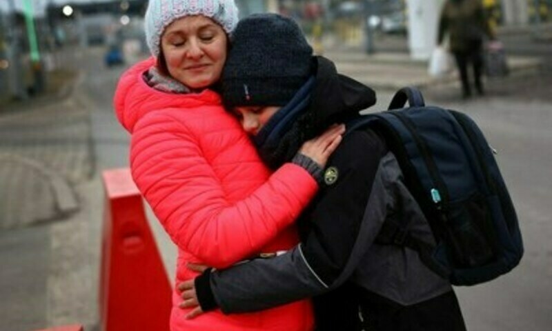 EU backs move to give Ukraine refugees temporary residency