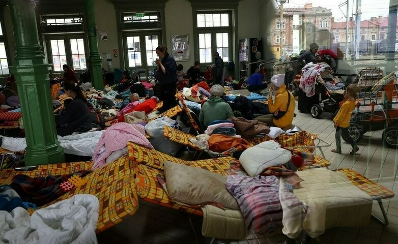 EU backs move to give Ukraine refugees temporary residency