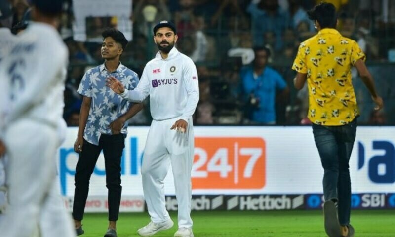 Fan takes on-field selfie with Virat Kohli in security breach at Test