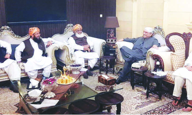 Govt's ally, PML-Q, lawmakers 'silently' move to Lahore