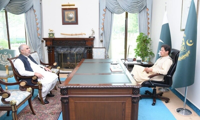 PM Imran aims his target at &lsquo;turncoats&rsquo;