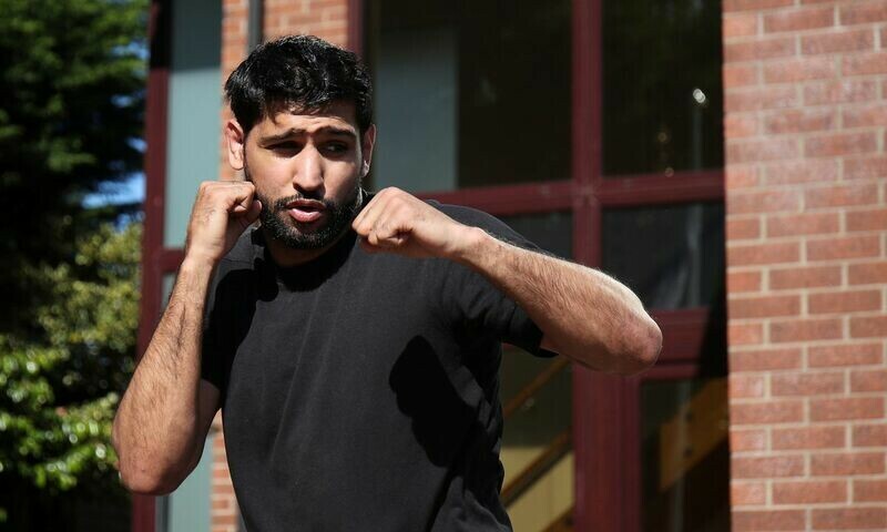 Boxer Amir Khan robbed at gunpoint in London