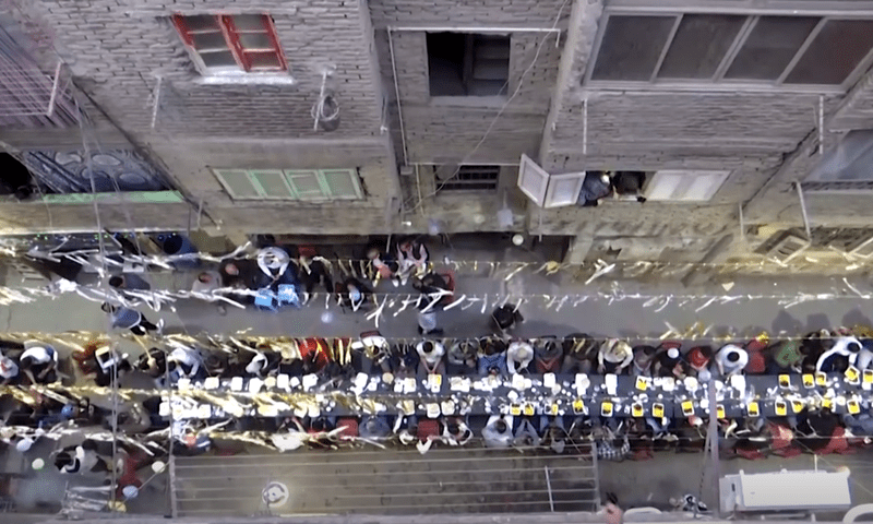 Cairo&rsquo;s Ramazan street feasts return after coronavirus suspension