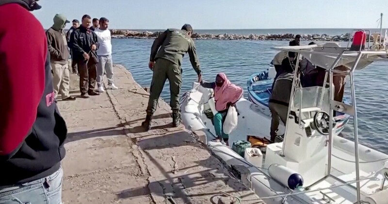 Four migrant boats capsize off Tunisia, 17 dead