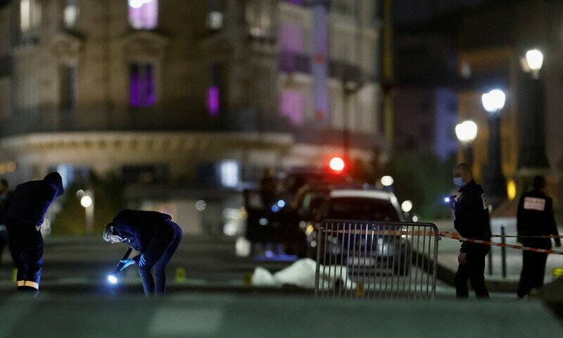 Police fire on car in central Paris, killing two people